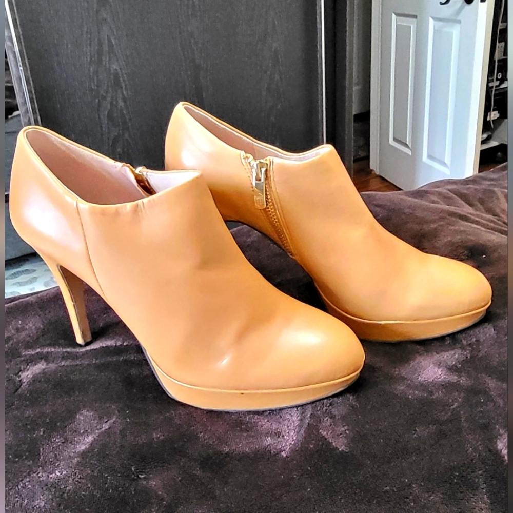 Vince Camuto Elvin Tan Leather Heeled Boots with V-Shaped Opening